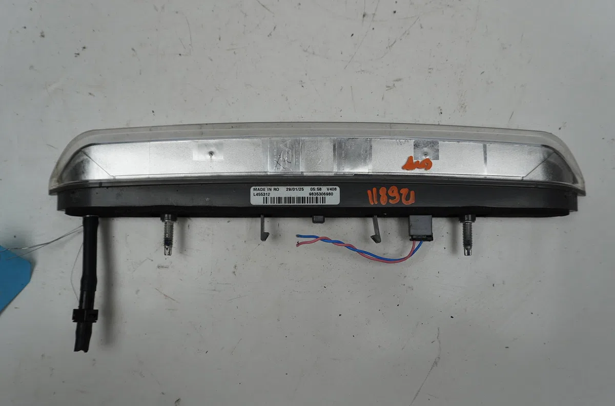 Feux stop supplementaire Peugeot 308 SW III (FC_, FJ_, FR_, F4_) Puretech 136 (frhpyc) (2023) occasion