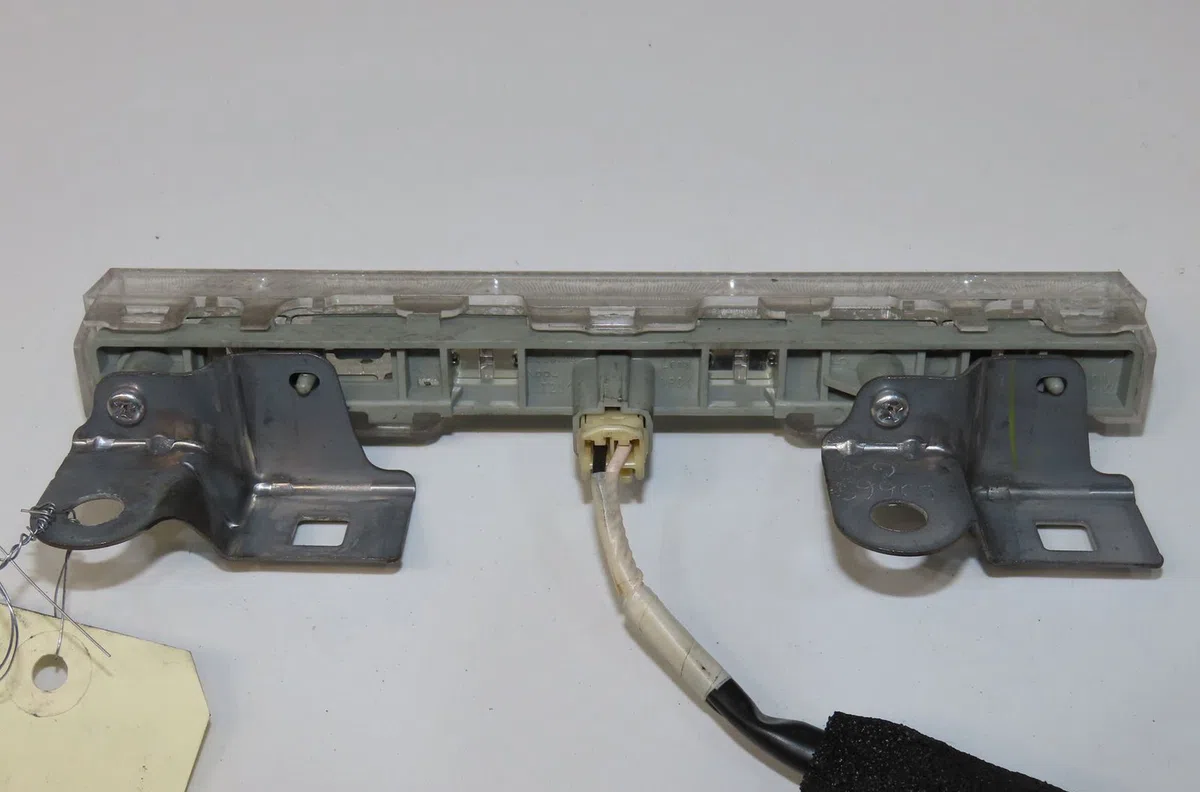 Feux stop supplementaire Toyota AURIS (_E15_) 1.4 d-4d (nde150_) (2007-2012) 3 portes occasion