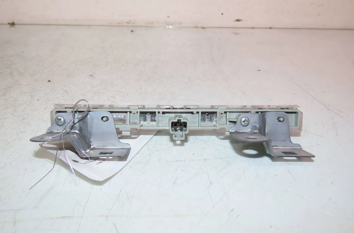 Feux stop supplementaire Toyota AURIS (_E15_) 1.8 hybrid (zwe150_) (2010-2012) occasion