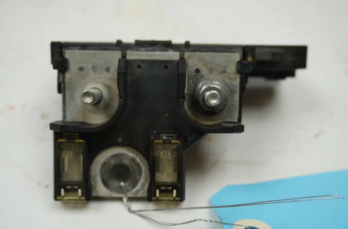 Fusible batterie de traction Renault CLIO V (B7_) 1.6 e-tech 145 (b7mu) (2022) occasion