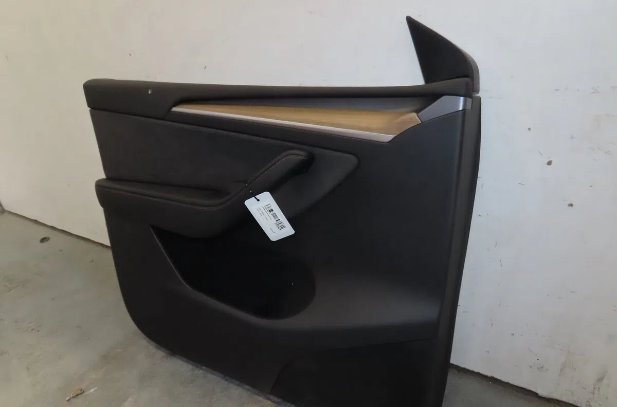Garniture porte avg Tesla MODEL Y (5YJY) Ev traction intégrale (2021) 5 portes occasion
