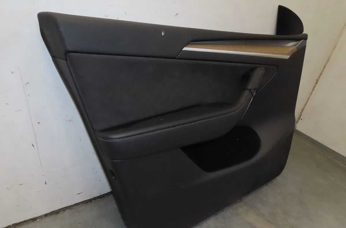Garniture porte avg Tesla MODEL Y (5YJY) Ev traction intégrale (2021) 5 portes occasion