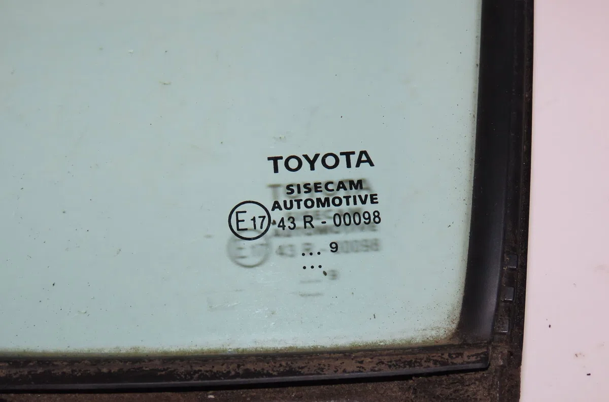 Glace av custode g Toyota COROLLA 3-5 portes (_E21_) 1.8 hybrid (zwe211) (2018) 5 portes occasion