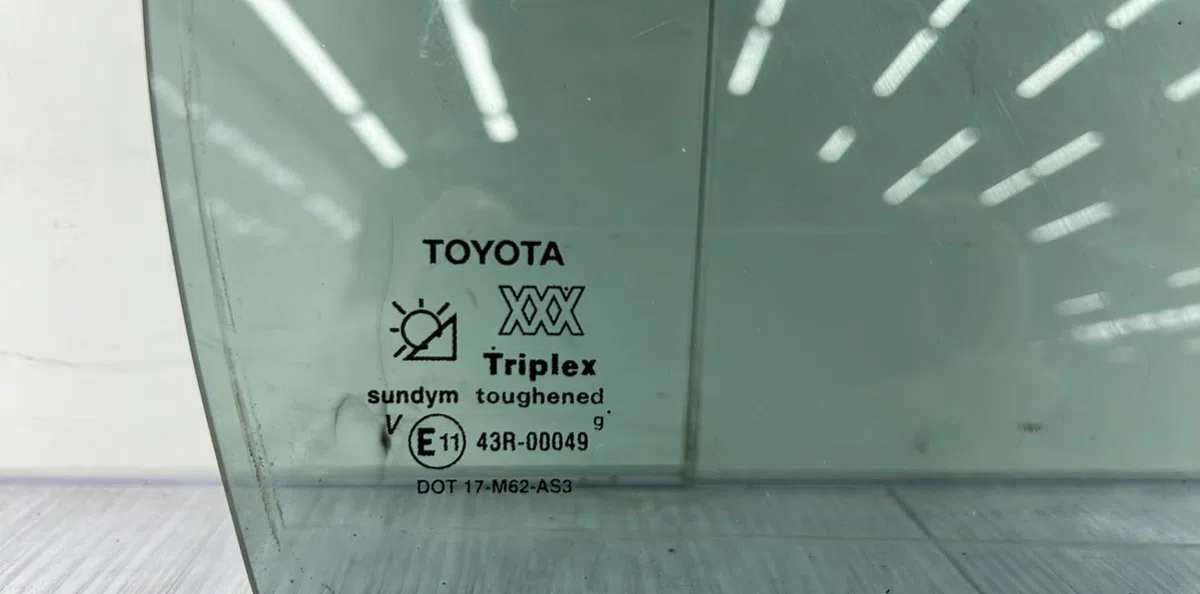 Glace fixe porte ar d TOYOTA AVENSIS 1 PHASE 1 occasion