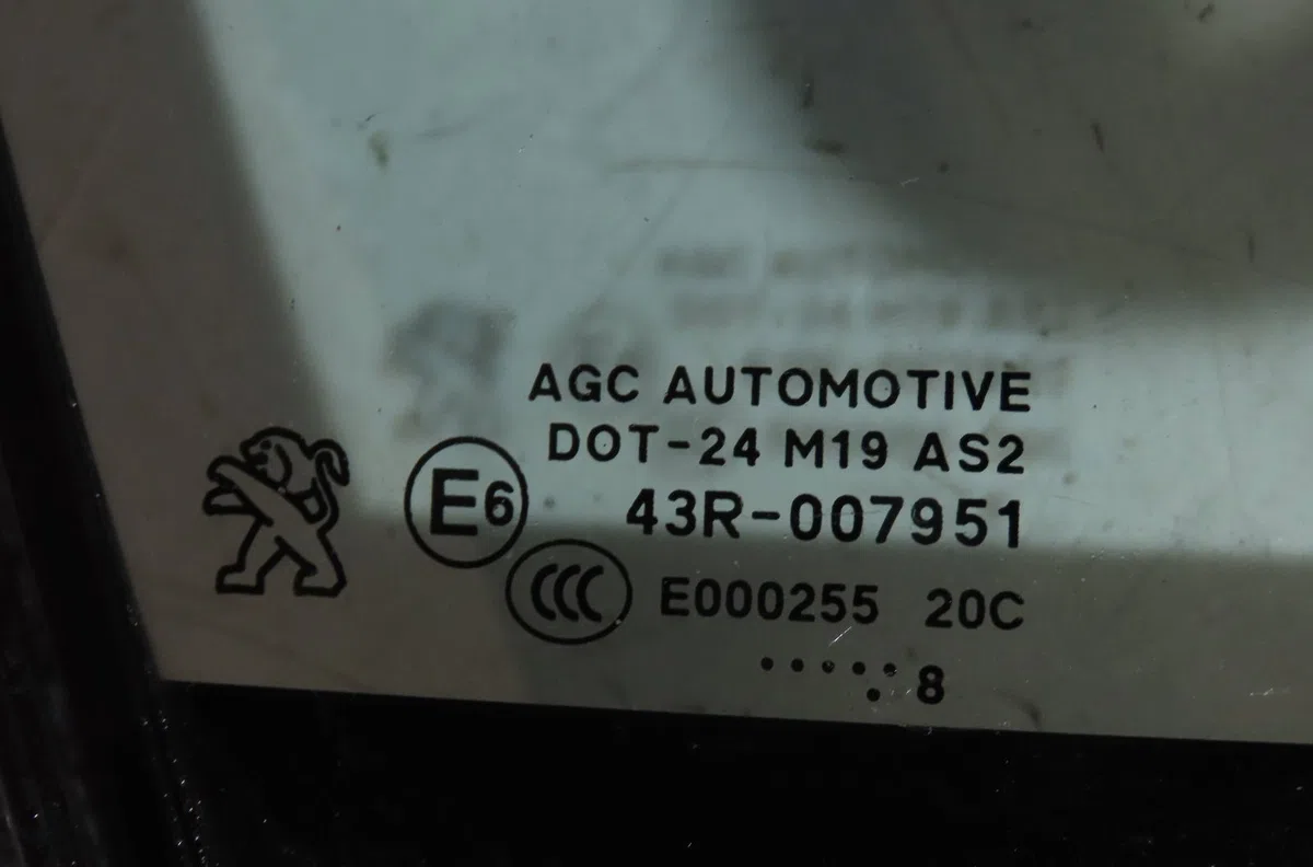 Glace fixe porte av d Peugeot 208 I (CA_, CC_) 1.2 vti 82 (2012) occasion