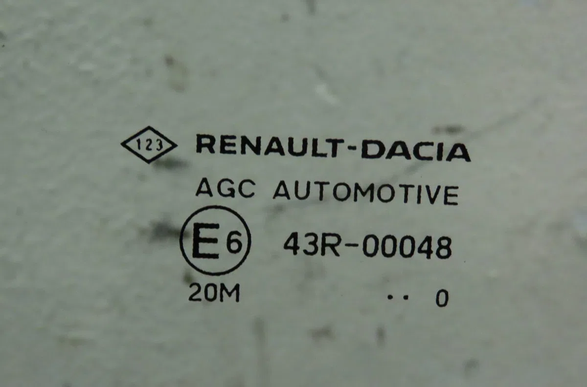 Glace porte ar d Dacia SANDERO III Liberty 125 i.e. (m73) (2012) occasion