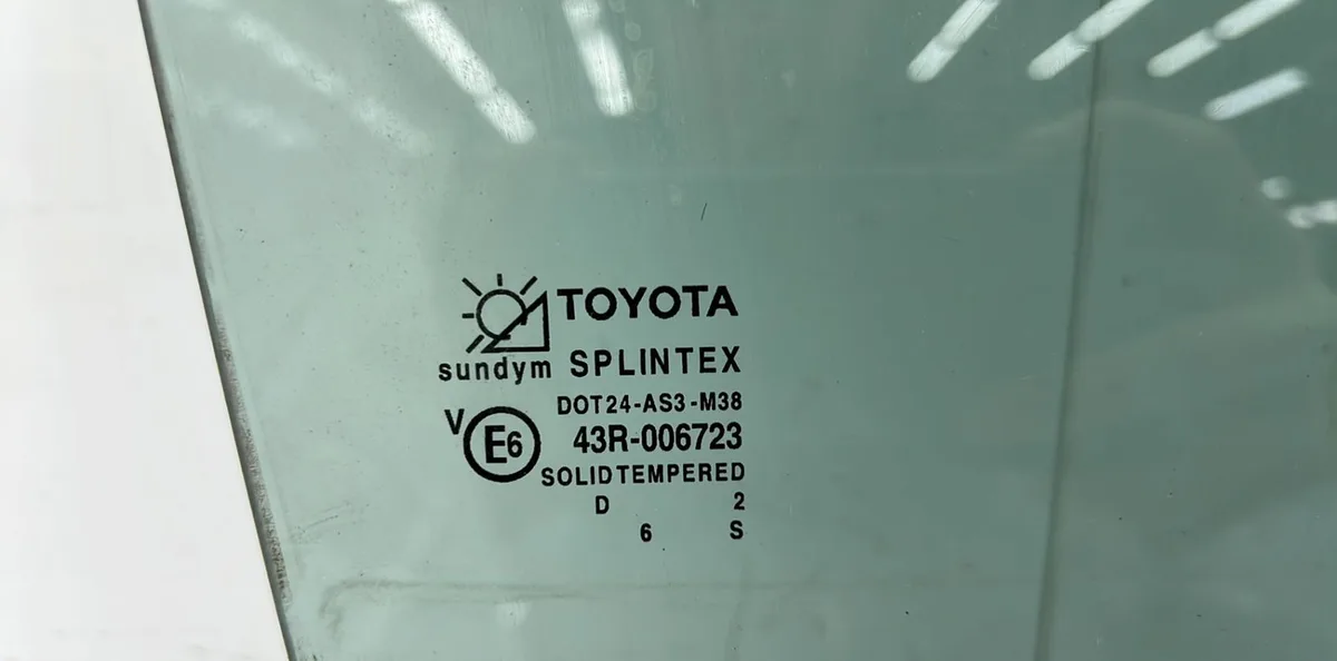 Glace porte ar d TOYOTA AVENSIS 1 PHASE 1 occasion