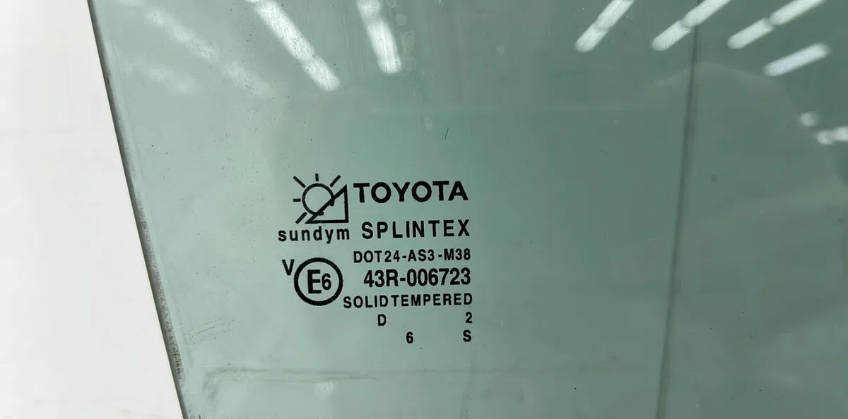 Glace porte ar d TOYOTA AVENSIS 1 PHASE 1 occasion