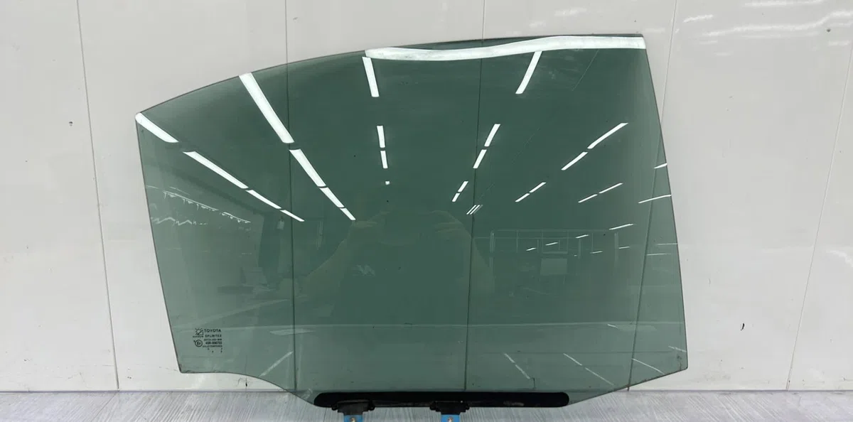 Glace porte ar d TOYOTA AVENSIS 1 PHASE 1 occasion