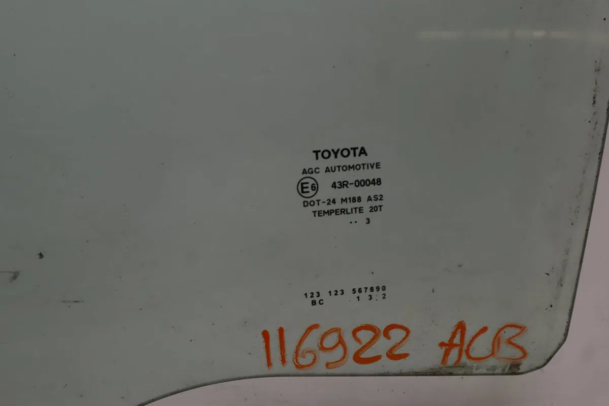Glace porte ar g Toyota YARIS (_P13_) 1.4 d (nlp130_) (2011) occasion