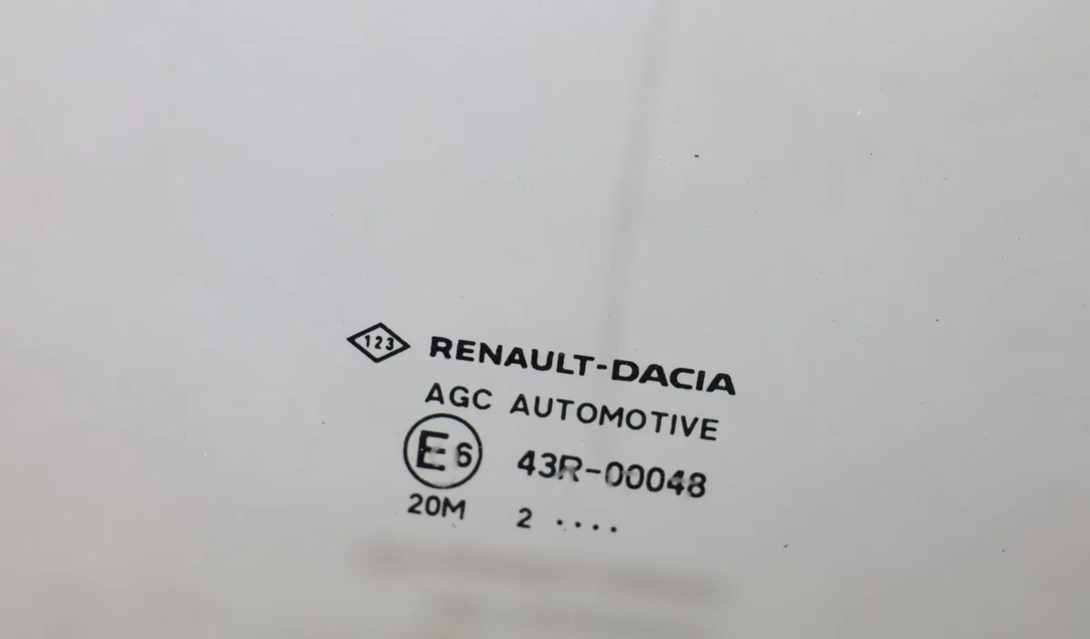 Glace porte av d Dacia SANDERO III 1.0 sce 65 (2021) occasion