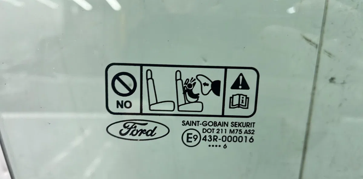 Glace porte av d FORD FOCUS 2 PHASE 1 occasion