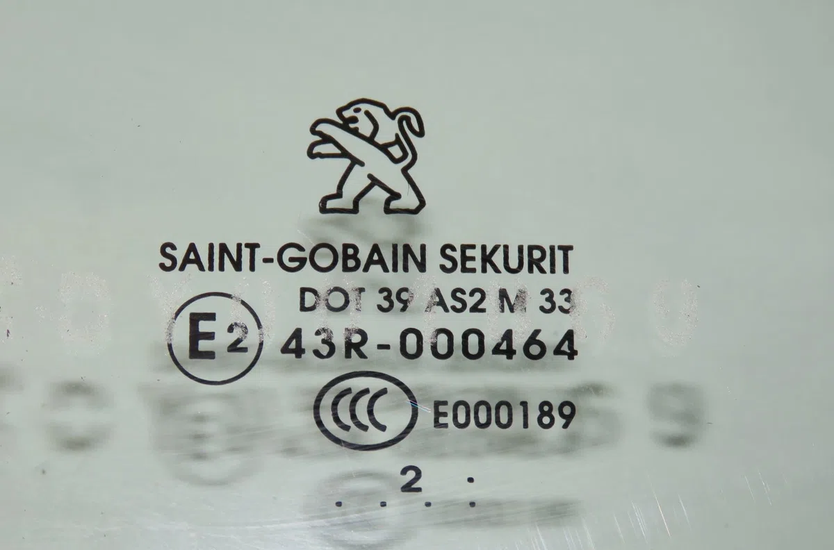 Glace porte av d Peugeot 208 I (CA_, CC_) 1.0 (2012) occasion