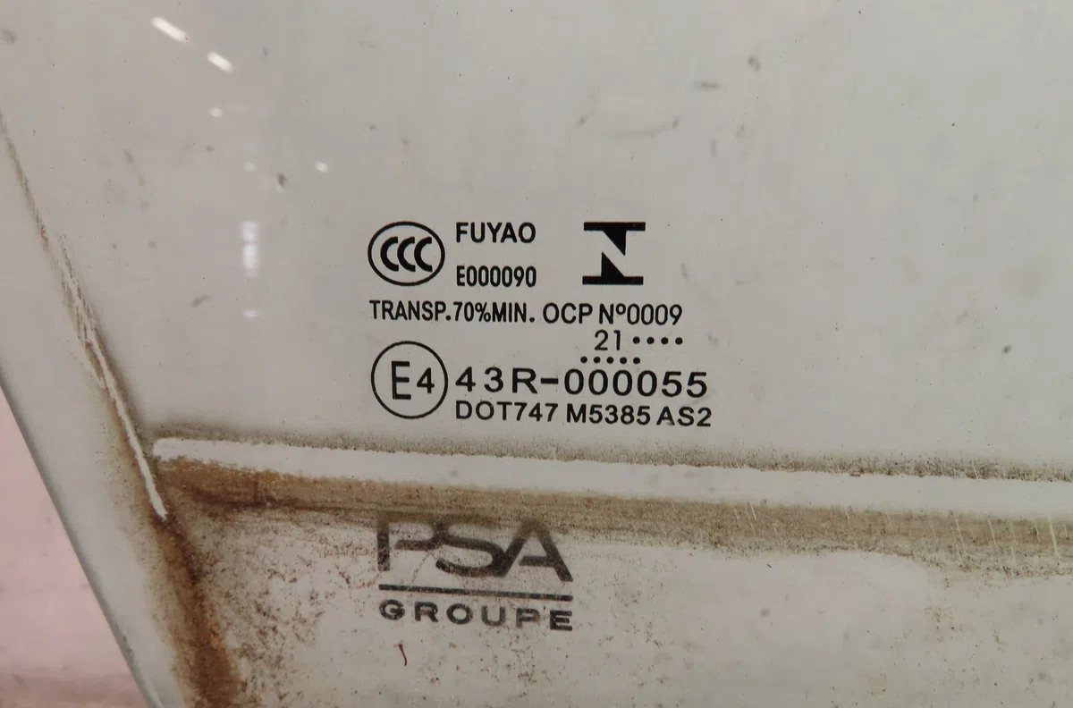 Glace porte av d Peugeot 308 III (FB_, FH_, FP_, F3_) Puretech 130 (fphnsl, fphnst) (2021) occasion