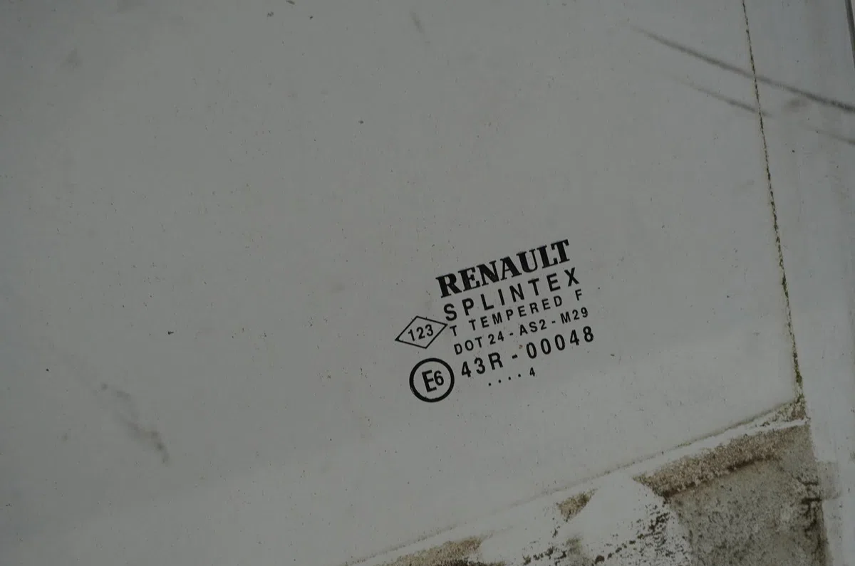 Glace porte av g Renault CLIO I (B-C57_, 5-357_) 1.2 (b-c-s57a, b-c57s, 5-357f, 5-357j, 5-357l, 5-357r) (1990-1998) 5 po