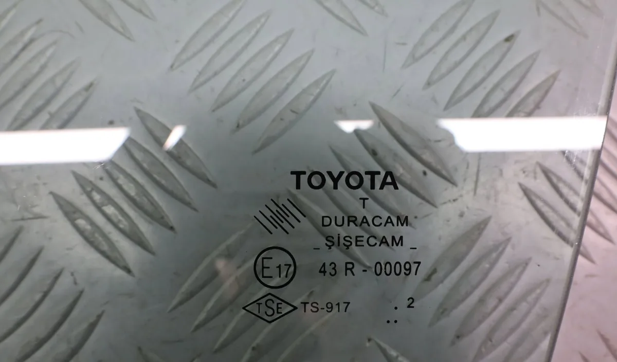 Glace porte av g Toyota AURIS (_E15_) 2.0 d-4d (ade150_) (2006-2012) occasion