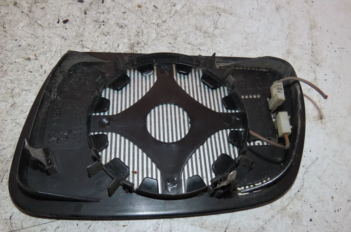 Glace  retroviseur exterieur droit Peugeot 407 (6D_) 2.0 hdi 135 (6drhrh, 6drhre, 6drhrg, 6drhrj) (2004-2010) 4 portes o