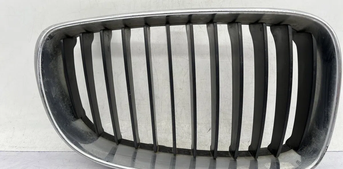 Grille calandre d BMW SERIE 1 E87 PHASE 2 occasion