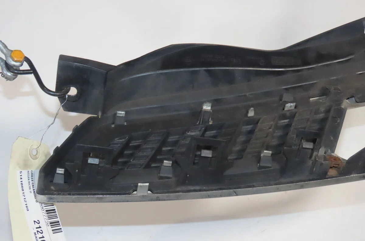 Grille calandre d Nissan MICRA III (K12) 1.2 16v (2003-2010) occasion