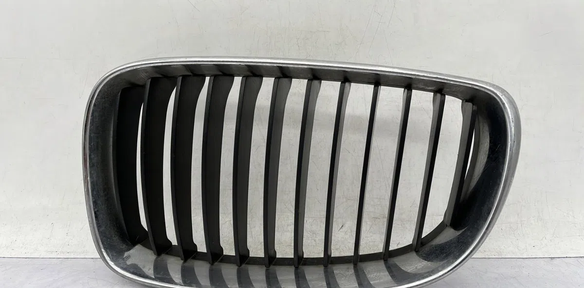Grille calandre g BMW SERIE 1 E87 PHASE 2 occasion
