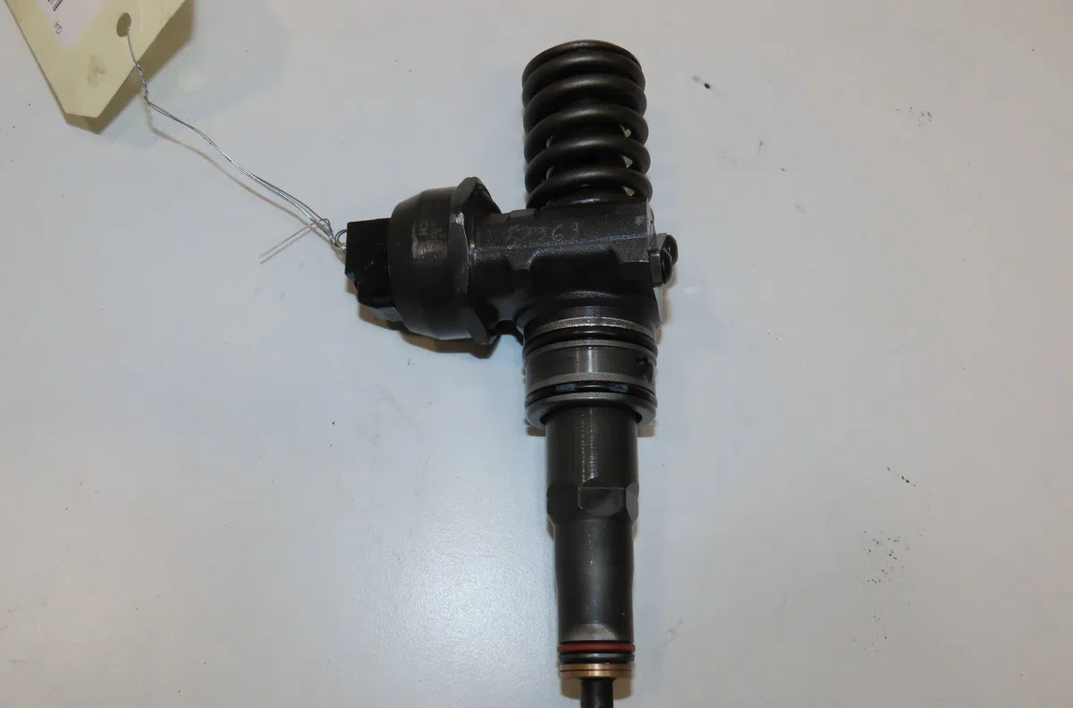 Injecteur Volkswagen GOLF V (1K1) 1.9 tdi (2003-2008) 5 portes occasion