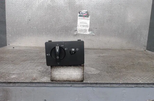 Interrupteur commande de phares FORD FIESTA 5 PHASE 2 occasion