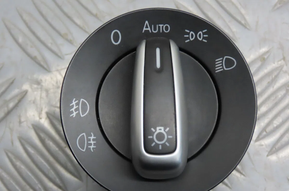 Interrupteur commande de phares Volkswagen GOLF VI (5K1) 1.6 tdi (2009-2012) 5 portes occasion
