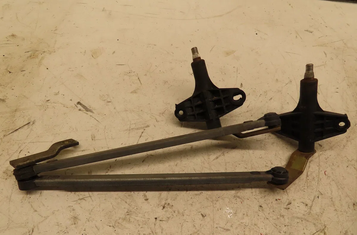 Mecanisme essuie-glace avant Peugeot 309 I (10C, 10A) 1.3 (1985-1989) occasion