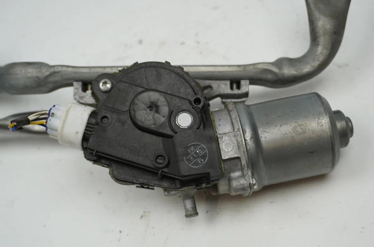 Mecanisme essuie-glace avant Toyota YARIS (_P13_) 1.3 (nsp130_) (2011) occasion
