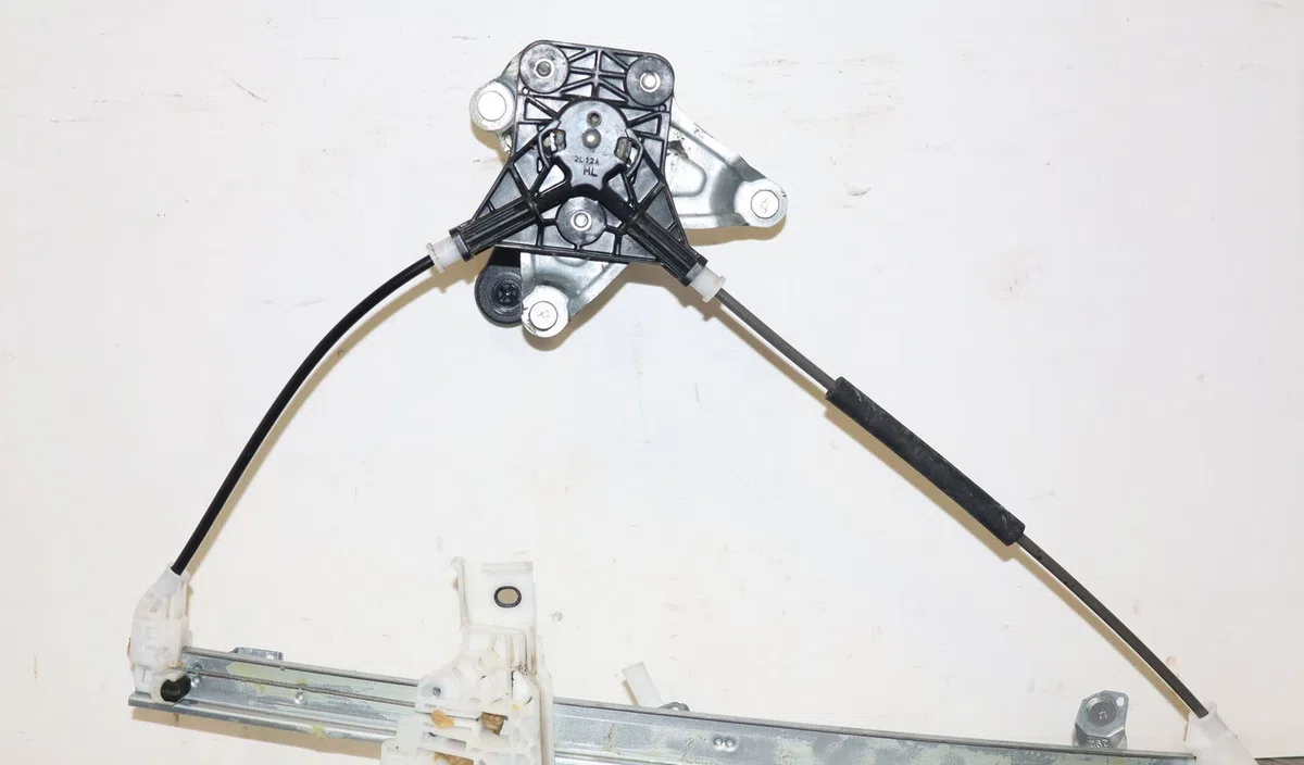 Mecanisme leve-glace arrière gauche Toyota YARIS (_P21_, _PA1_, _PH1_) 1.5 hybrid (mxph10, mxph11) (2020) 5 portes occas