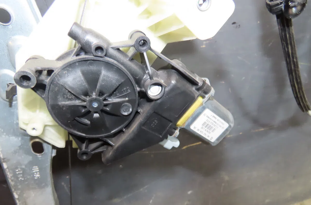 Mecanisme  moteur lève-glace avant droit Citroen C4 CACTUS 1.2 vti 82 (2014) 5 portes occasion