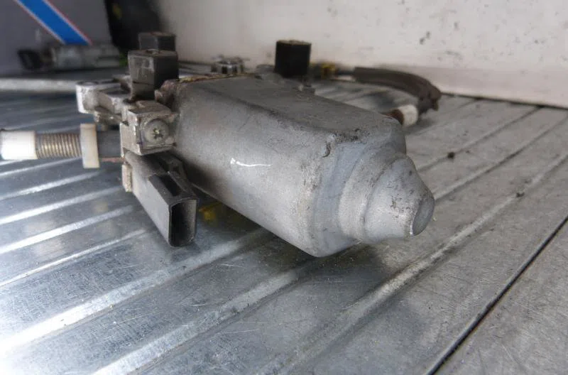 Mecanisme  moteur lève-glace avant droit FORD ESCORT 6 occasion