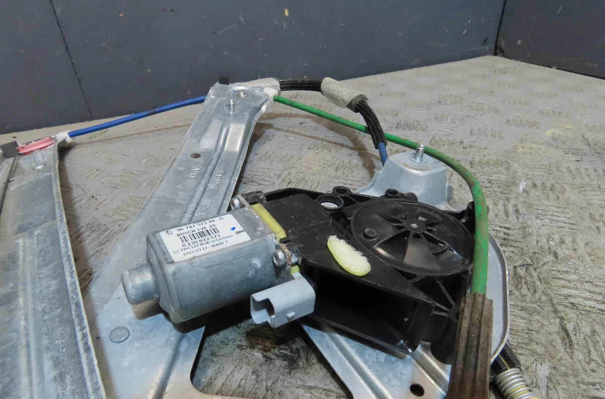 Mecanisme  moteur lève-glace avant droit Peugeot 208 I (CA_, CC_) 1.6 hdi (2012) occasion