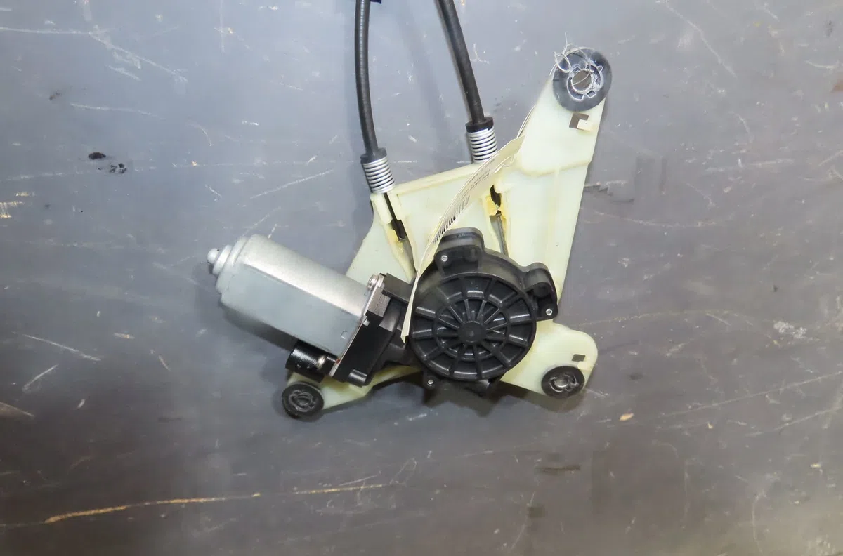Mecanisme  moteur lève-glace avant droit Renault MASTER III Camionnette (FV) 2.3 dci 130 fwd (fv0m, fv0y) (2016) occasio