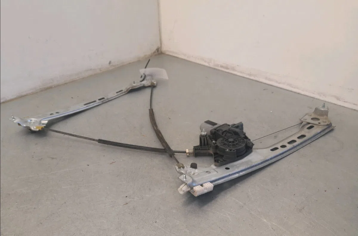 Mecanisme  moteur lève-glace avant droit Renault MEGANE IV 3-5 portes (B9A-M-N_) 1.6 dci 130 (b9a4) (2015) occasion