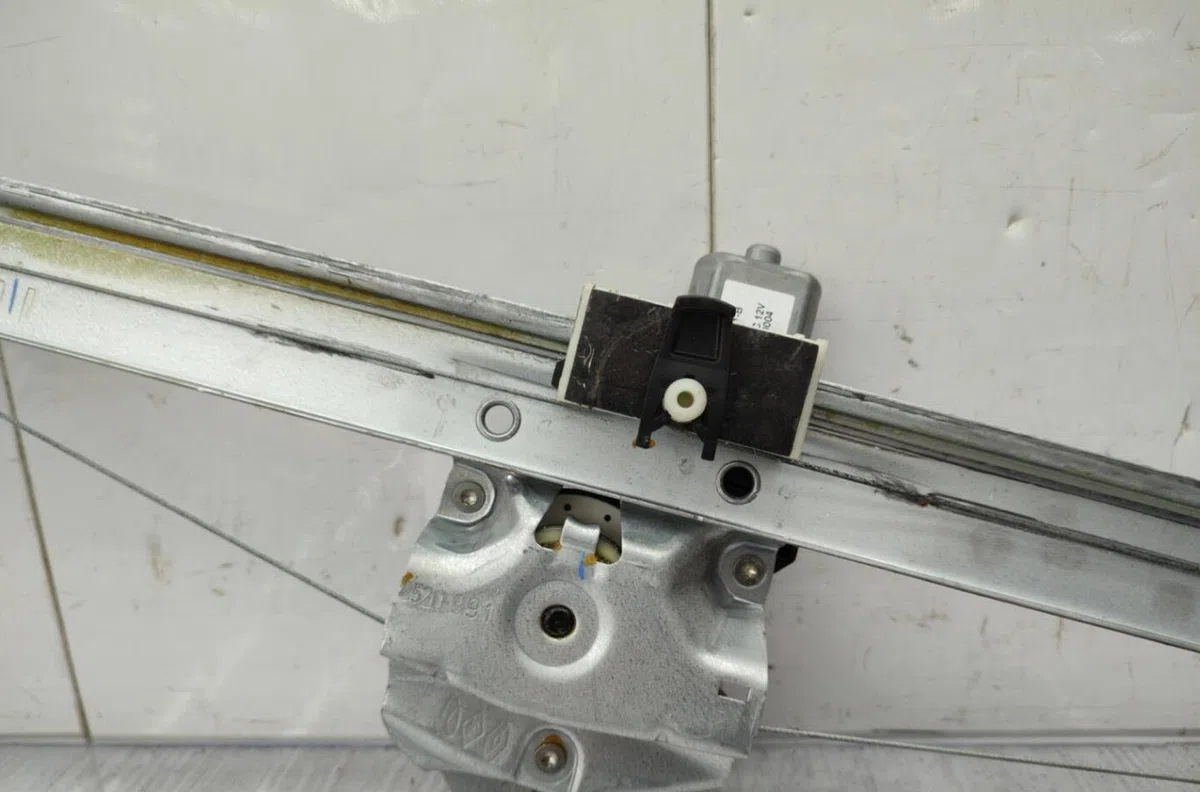 Mecanisme  moteur lève-glace avant droit RENAULT TRAFIC 3 COURT PHASE 2 occasion