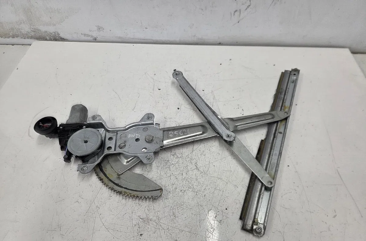 Mecanisme  moteur lève-glace avant droit SUZUKI SWIFT 3 occasion