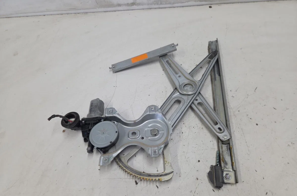 Mecanisme  moteur lève-glace avant droit TOYOTA YARIS 2 PHASE 1 occasion