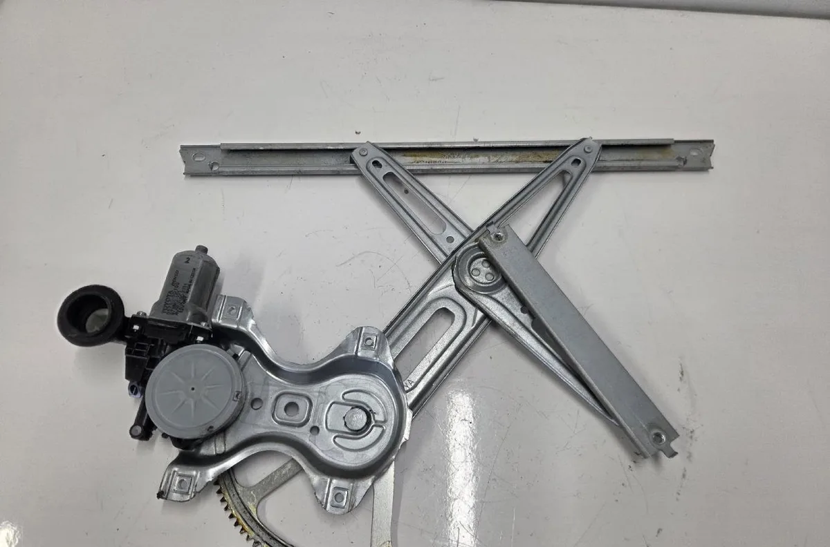Mecanisme moteur lève-glace avant droit TOYOTA YARIS 3 PHASE 2 occasion