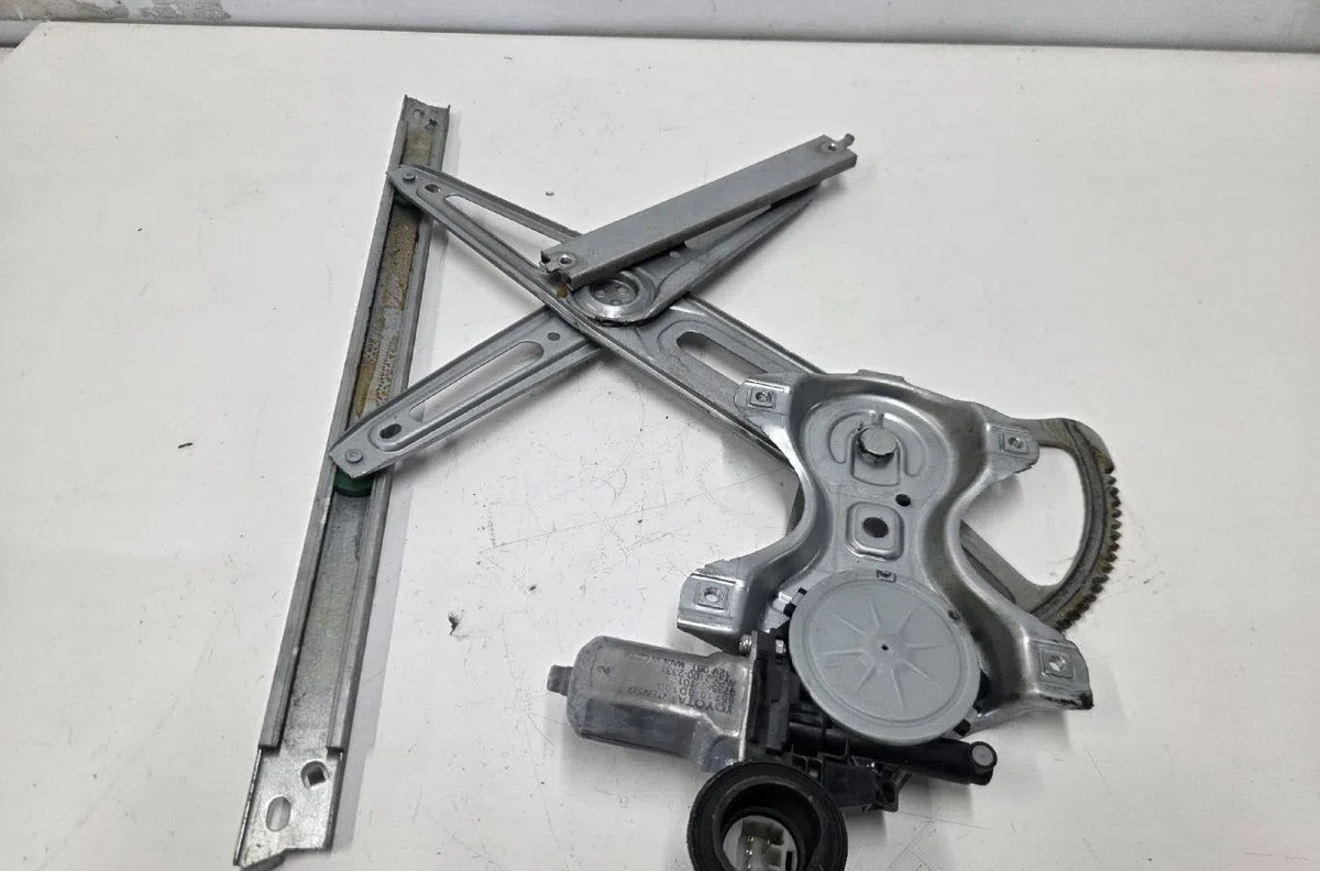 Mecanisme  moteur lève-glace avant droit TOYOTA YARIS 3 PHASE 2 occasion