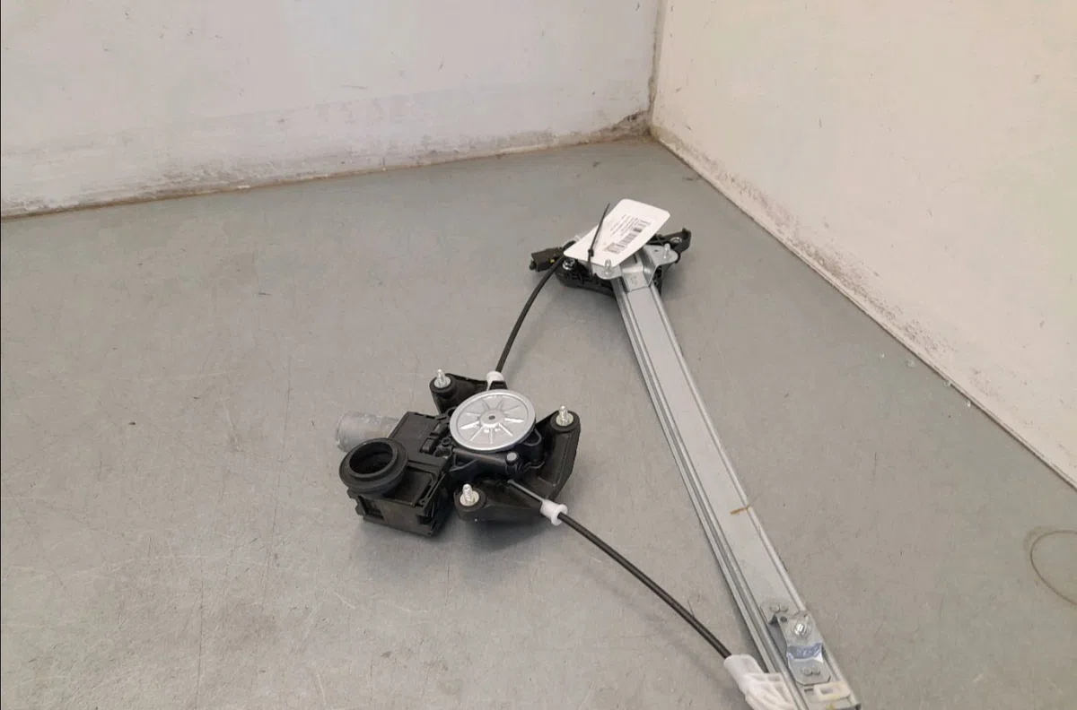 Mecanisme  moteur lève-glace avant droit Toyota YARIS CROSS (MXP_) 1.5 hybrid (mxpj10) (2020) occasion