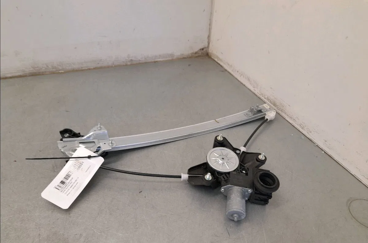 Mecanisme  moteur lève-glace avant droit Toyota YARIS CROSS (MXP_) 1.5 hybrid (mxpj10) (2020) occasion