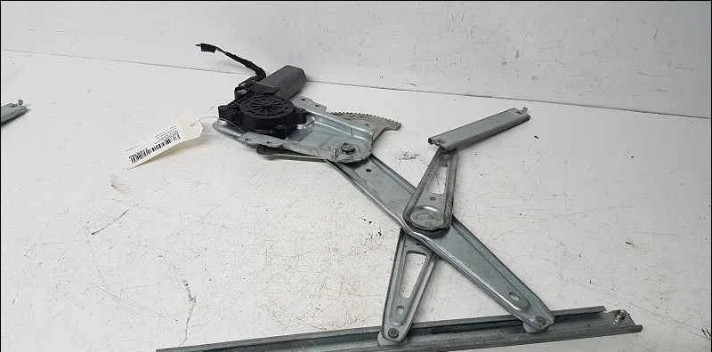 Mecanisme moteur lève-glace avant droit TOYOTA YARIS I occasion