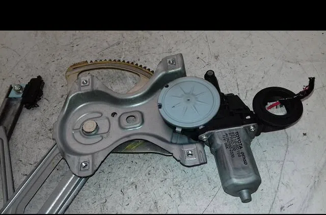 Mecanisme  moteur lève-glace avant droit Toyota YARIS (_P9_) 1.4 d-4d (nlp90_) (2005-2012) occasion