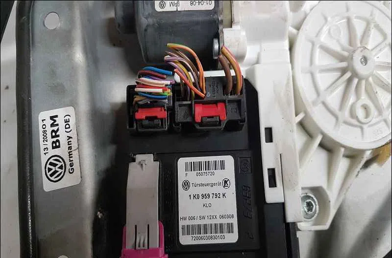 Mecanisme  moteur lève-glace avant droit VOLKSWAGEN GOLF PLUS occasion