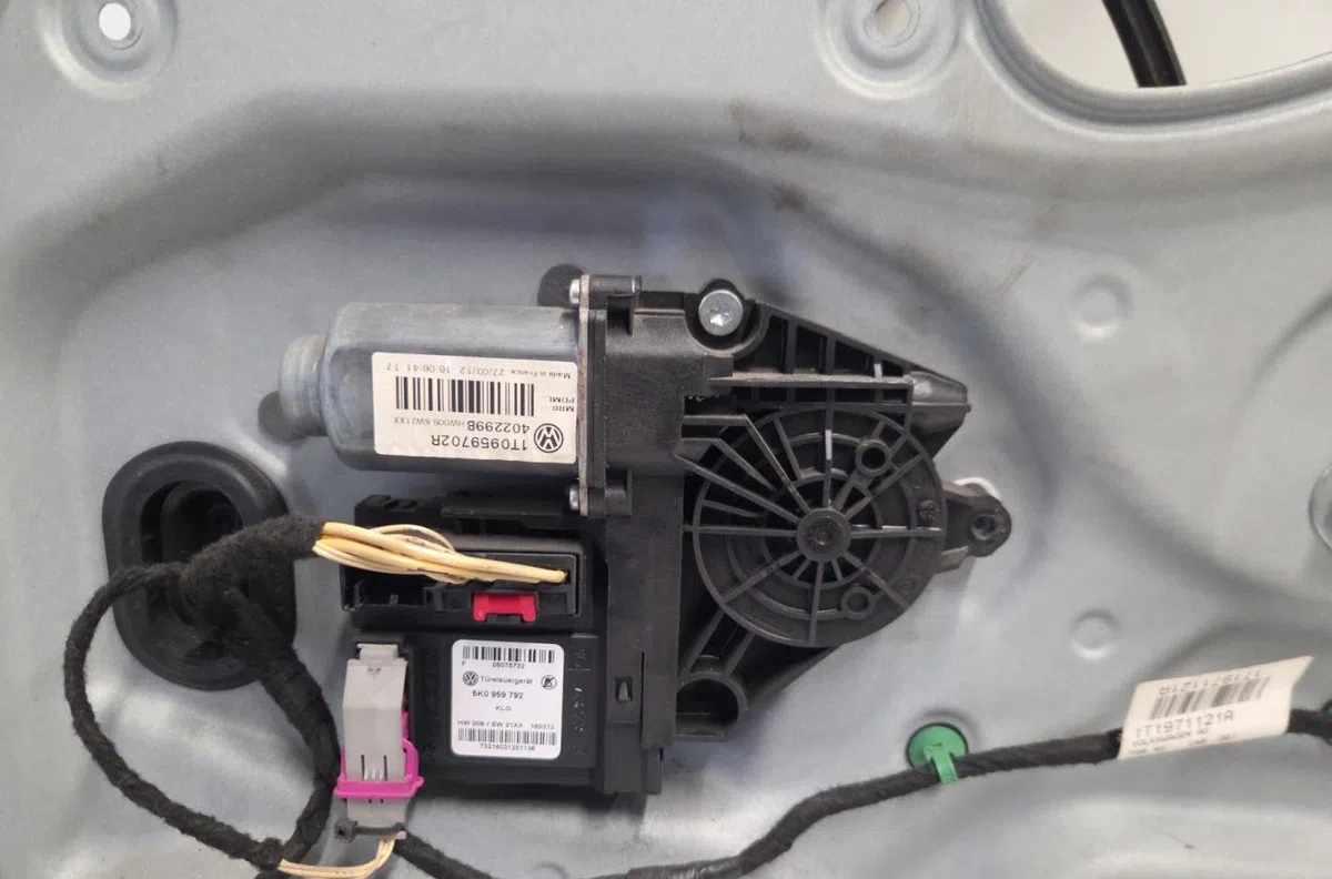 Mecanisme  moteur lève-glace avant droit VOLKSWAGEN TOURAN 2 occasion