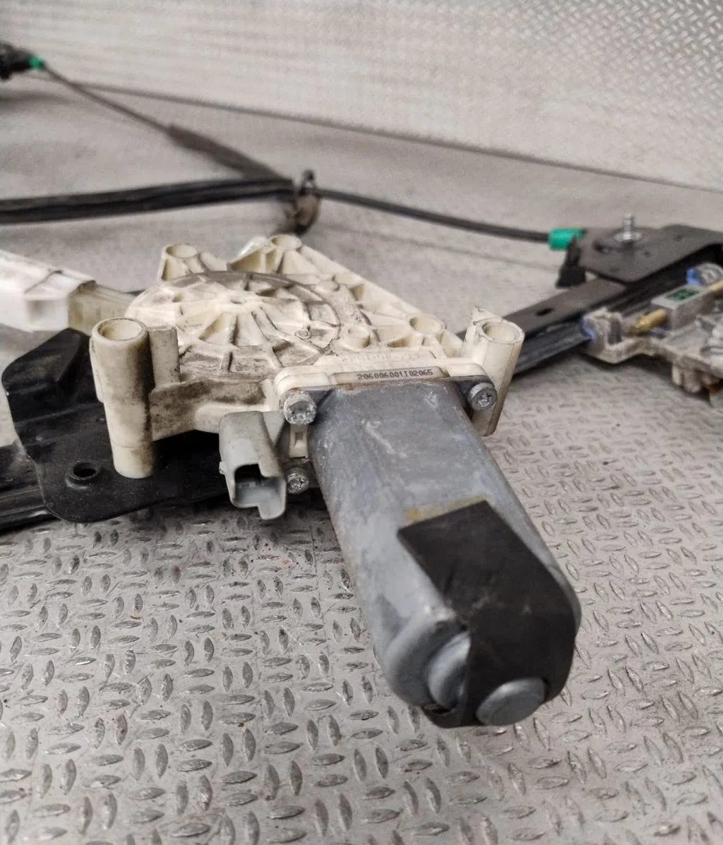 Mecanismemoteur leve-glace avg Peugeot 206 CC (2D) 1.6 16v (2dnfuf, 2dnfur) (2000-2007) 2 portes occasion