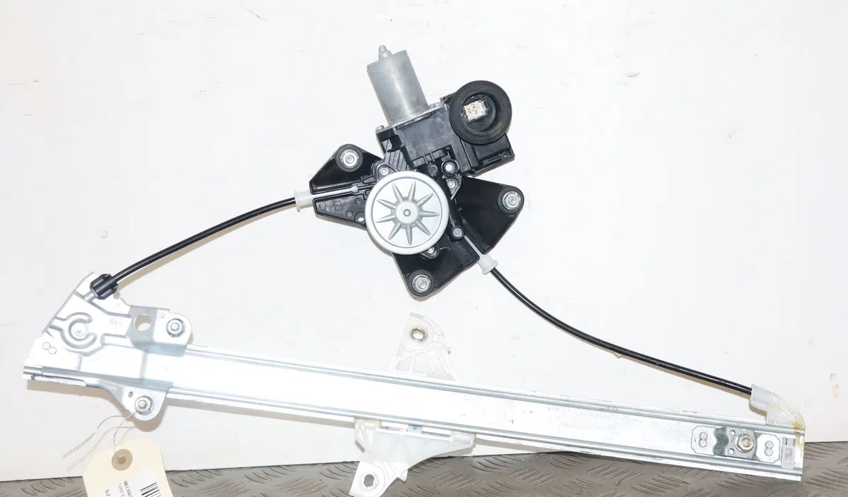 Mecanismemoteur leve-glace avg Toyota YARIS (_P21_, _PA1_, _PH1_) 1.5 hybrid (mxph10, mxph11) (2020) 5 portes occasion