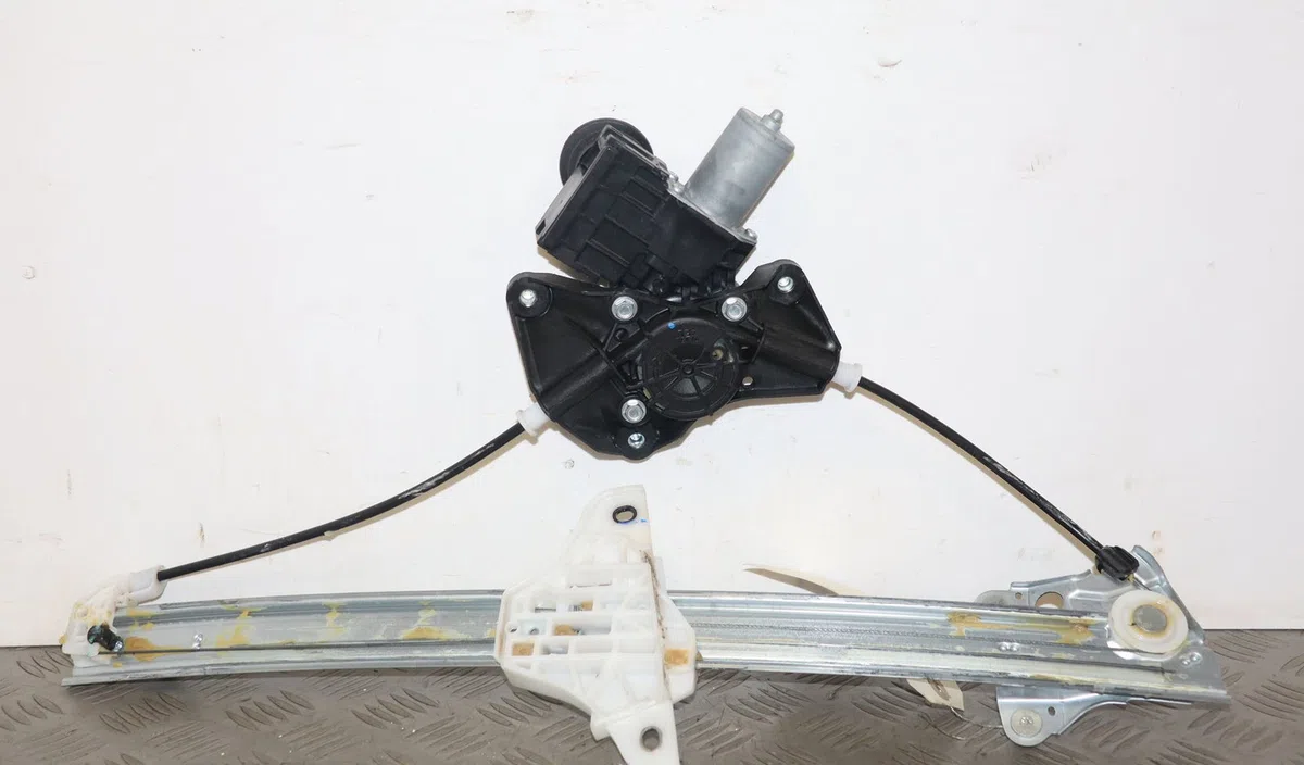 Mecanismemoteur leve-glace avg Toyota YARIS (_P21_, _PA1_, _PH1_) 1.5 hybrid (mxph10, mxph11) (2020) 5 portes occasion