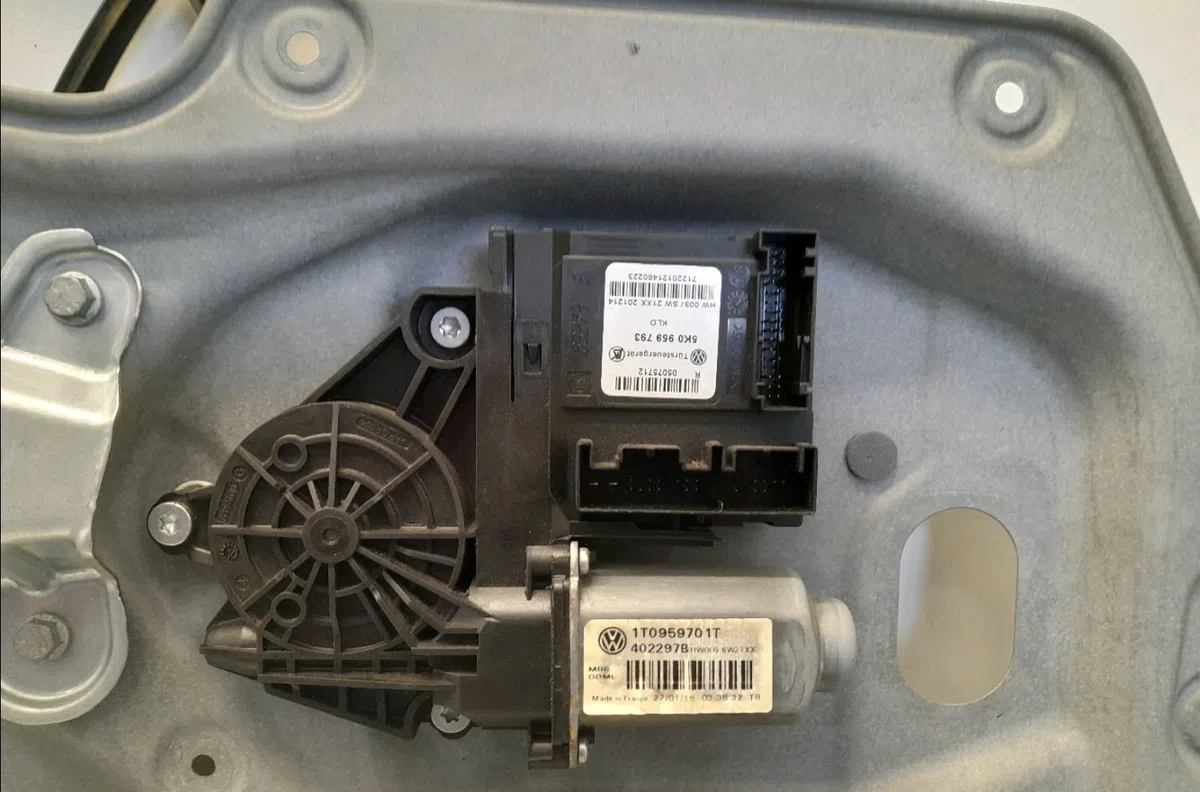 Mecanismemoteur leve-glace avg Volkswagen TOURAN (1T3) 1.6 tdi (2010-2015) 5 portes occasion